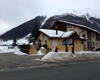 Hotel Pizzeria Selva - Zernez - Edificio