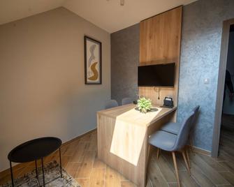 Manoir Apartments City Center - Novi Sad - Dining room