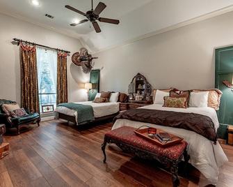 Beautiful home, 3 wooded acres, sleeps 16 - Aledo - Bedroom