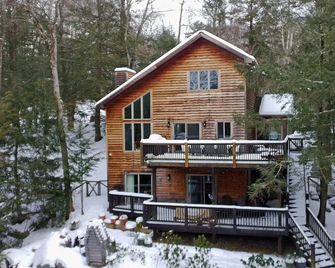 Whimsical Lakefront Chalet - Monticello