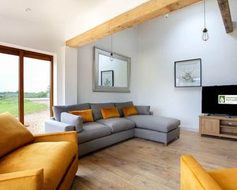 Lake View Barn Beautiful 4 Bedroomed Conversion Sleep 9 With Use Of Private Lake - Ashby-de-la-Zouch - Obývací pokoj
