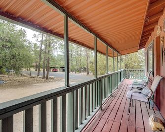 2 Mi to Arizona Christmas City! Cabin with Fireplace - Prescott - Balcony