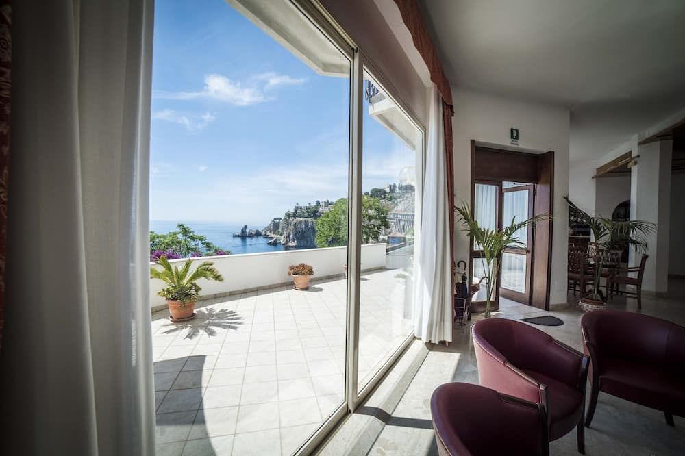 Hotel Isola Bella - טאורמינה - מרפסת