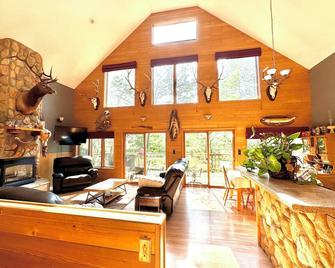 Private 3bdrm Home 1/4 mile from Vermilion w/ Sauna/Log Bar/Attached Garage - Cook - Front desk