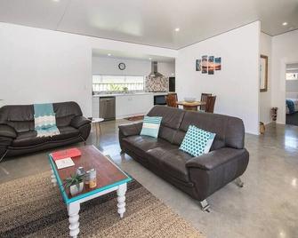 Beach Bum Bungalow 1- WIFI, Short walk to the beach - Busselton - Living room