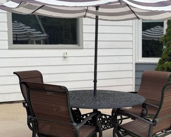 Beautiful downstairs unit. - Manitowoc - Innenhof