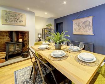 Church Bells House by Spa Town Property - 3 Bedroom Georgian Townhouse in Central Warwick - Warwick - Dining room