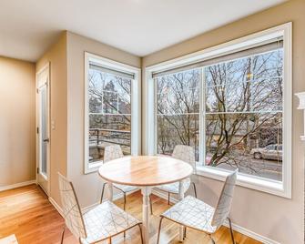 City Sojourn - Seattle - Matsal