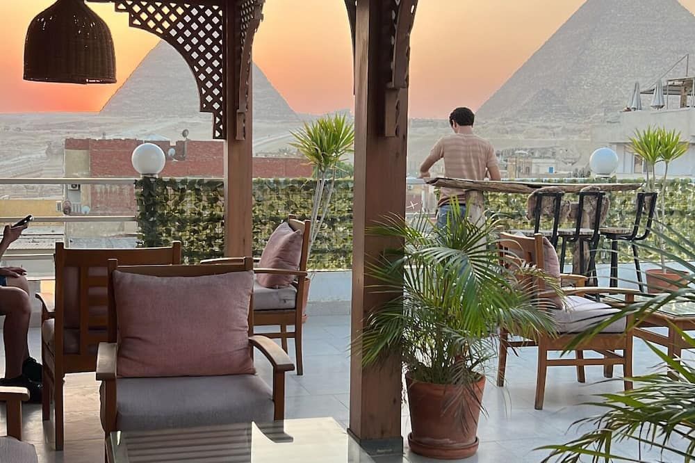 Jimmy Pyramids Hotel