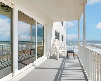 Direct Beach Access & View: Satellite Beach Condo! - Satellite Beach - Balcón
