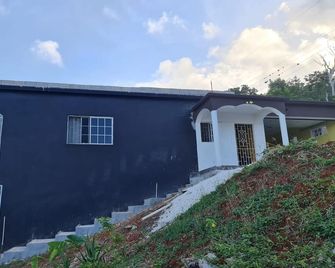 Round Hill View Heights. Beautiful rental home nestled in beautiful st Elizabeth - Saint Elizabeth - Edificio