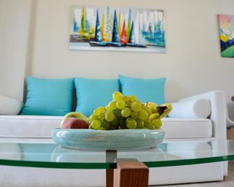 Hatzoudis Luxury Suites - Chrisi Ammoudia - Obývací pokoj