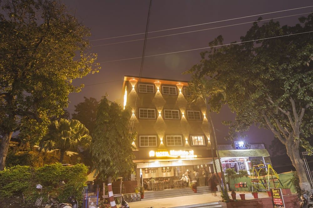 Hotel Meghdoot - Pachmarhi - Building