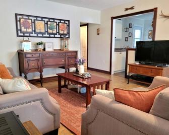 Rustic Pines Waterfront Cottage Clear Water - Fenelon Falls - Living room