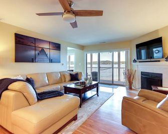 Lake Views and Screened Porch Ozarks Getaway! - Four Seasons - Living room