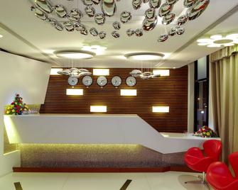 The Blooms Cochin - Kochi - Front desk