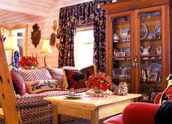 Romantic Cabin: Pet Friendly, Wood Stove, 1 Bdrm + Loft - Stowe - Living room