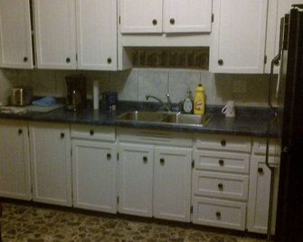 Spacious Victorian house, four bedrooms very close to all amenities - Chatham-Kent - Cocina