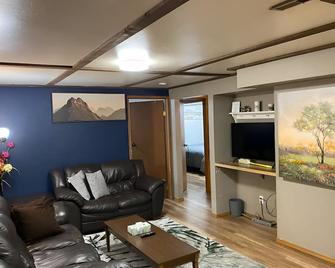 Spacious 2 bed basement suit in quite neighborhood - Saskatoon - Living room