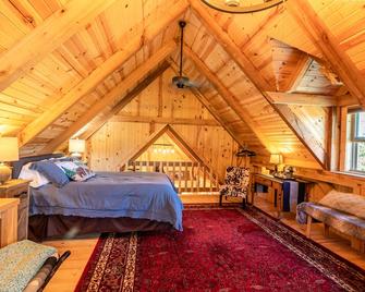 Private cabin on 80 acre farm in Adams County Ohio - Seaman - Bedroom