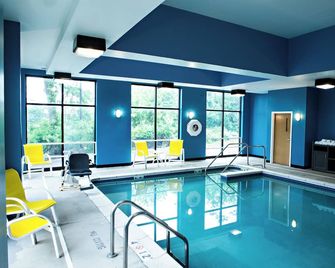 Holiday Inn Express & Suites Harrisburg W - Mechanicsburg By IHG - Mechanicsburg - Piscina