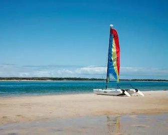 Golden Shores Unit 1, 21 Landsborough Parade - Caloundra - Praia