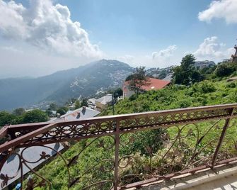 The Valley View Pent House - Murree - Balcón