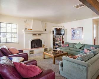Stoney Pines - A Pine Tree Oasis on 4 acres with 2 Cabins and Hacienda Home - Lake Isabella - Sala de estar