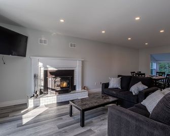 Beautiful Peaceful Retreat - Brigus - Living room