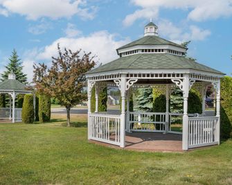 Quality Inn & Suites Manistique - Manistique - Building