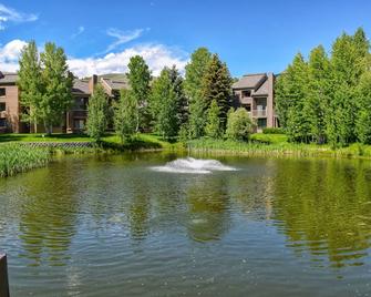 Mountain studio & loft with fireplace, pools & hot tubs near skiing & trails - Sun Valley - Outdoors view
