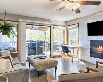 Full Moon Condo - Lake Ozark - Living room