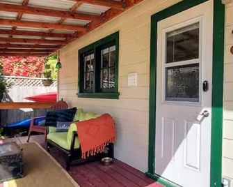 Quaint Cozy Studio w/ Offstreet Parking - Eureka - Patio