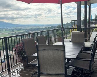 Luxury View Home - Abbotsford - Balcony