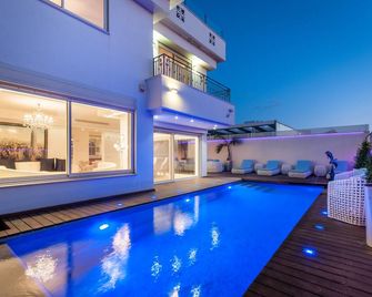 Chic Villa Near To The Beach - Herzliya - Pool