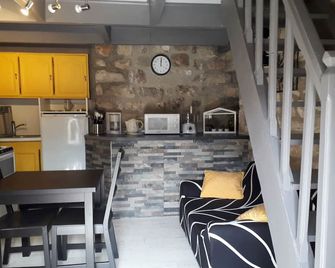 Independent stone house overlooking the medieval city of Sainte Enimie - Gorges-du-Tarn-Causses - Restaurant