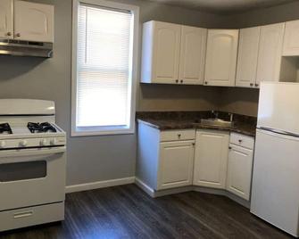 Private 2-bedroom with free parking and direct bus to NYC Manhattan only 2 blocks away - Linden - Kuchnia