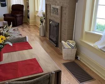Lovely 1 Bedroom Apartment In The Heart Of Golden - Golden - Living room