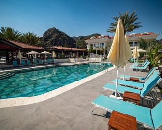 藍星酒店 - 費特希耶 - 厄呂代尼茲 - 游泳池