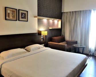 Hotel Satkar Residency 31 Km From Mumbai Airport - Thāne - Bedroom