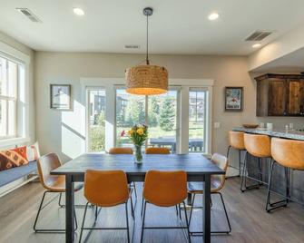 Parks Edge Ski Oasis - 10 minutes to town with gym, hot tub, and pool - Kamas - Comedor