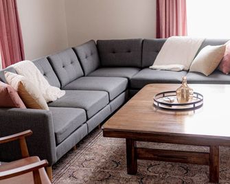 The 1905 - Spacious Downtown Farmhouse - 4bd/2ba - Maryville - Wohnzimmer