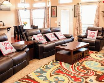 Luxury 4br home, 2 king,1 queen, 3bed, 4tv - Wichita Falls - Living room