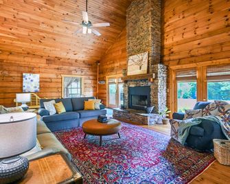 Family-Friendly Lodge: Rustic Charm, Near Chattanooga! - Flintstone - Living room