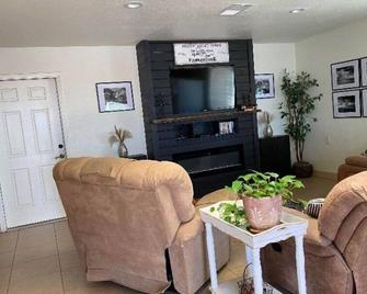 Cozy house, 3 miles from SAFB! Pet friendly with an outdoor seating area. - Wichita Falls - Living room