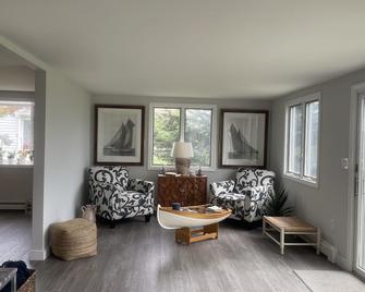 Seaside Coastal Escape - Duxbury - Living room