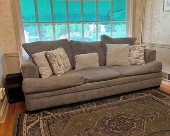 Stately Retreat with King sized bed. 1 1/2 baths! - Butler - Living room