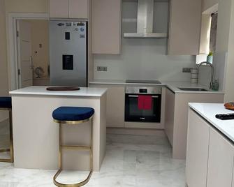 CozyCorner - 2 Bed in Egham Heathrow Windsor - Egham - Kitchen
