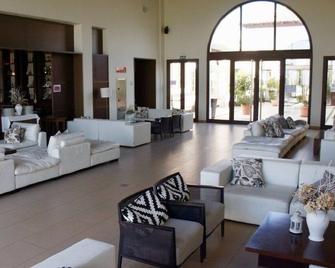 Front line Golf Course. 2 bedroom/bathroom apartment, private Jacuzzi area, - Baños y Mendigo - Sala de estar