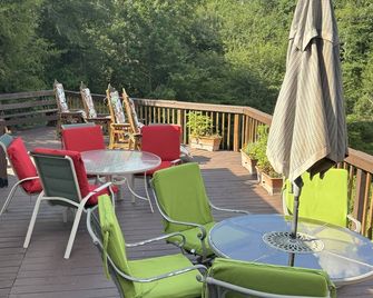 Very charming 4-bedroom 2 bath house on beautiful Lay Lake. - Clanton - Balcony